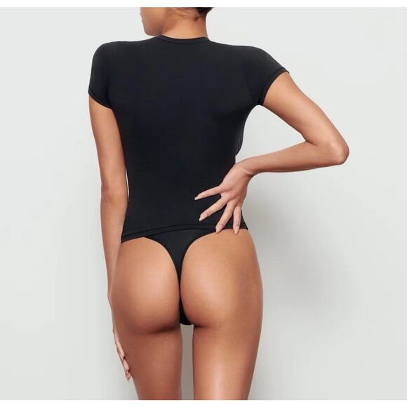 Skims Buttery Soft Fits Everybody T-Shirt Large Onyx Black NWOT US Small - Picture 4 of 5